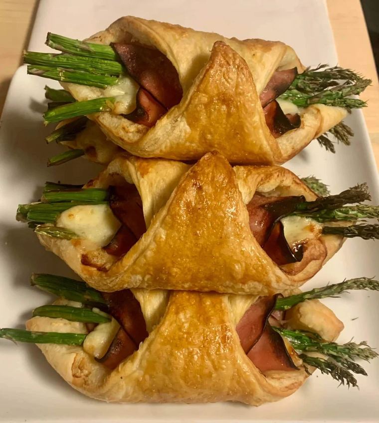 Asparagus and ham wrapped in golden puff pastry
